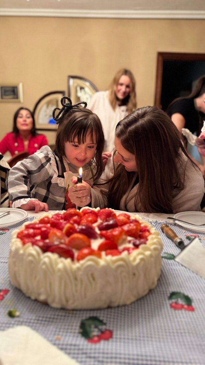DevaPrueba's tweet photo. Normalicemos soplar velas en nochebuena 🕯️🎂
#VisitAviles #SindromeDeDown #inclusion #DownSyndromeFamily #nuestroaviles #avilesmola #avileseando https://t.co/opdf3AIlpG