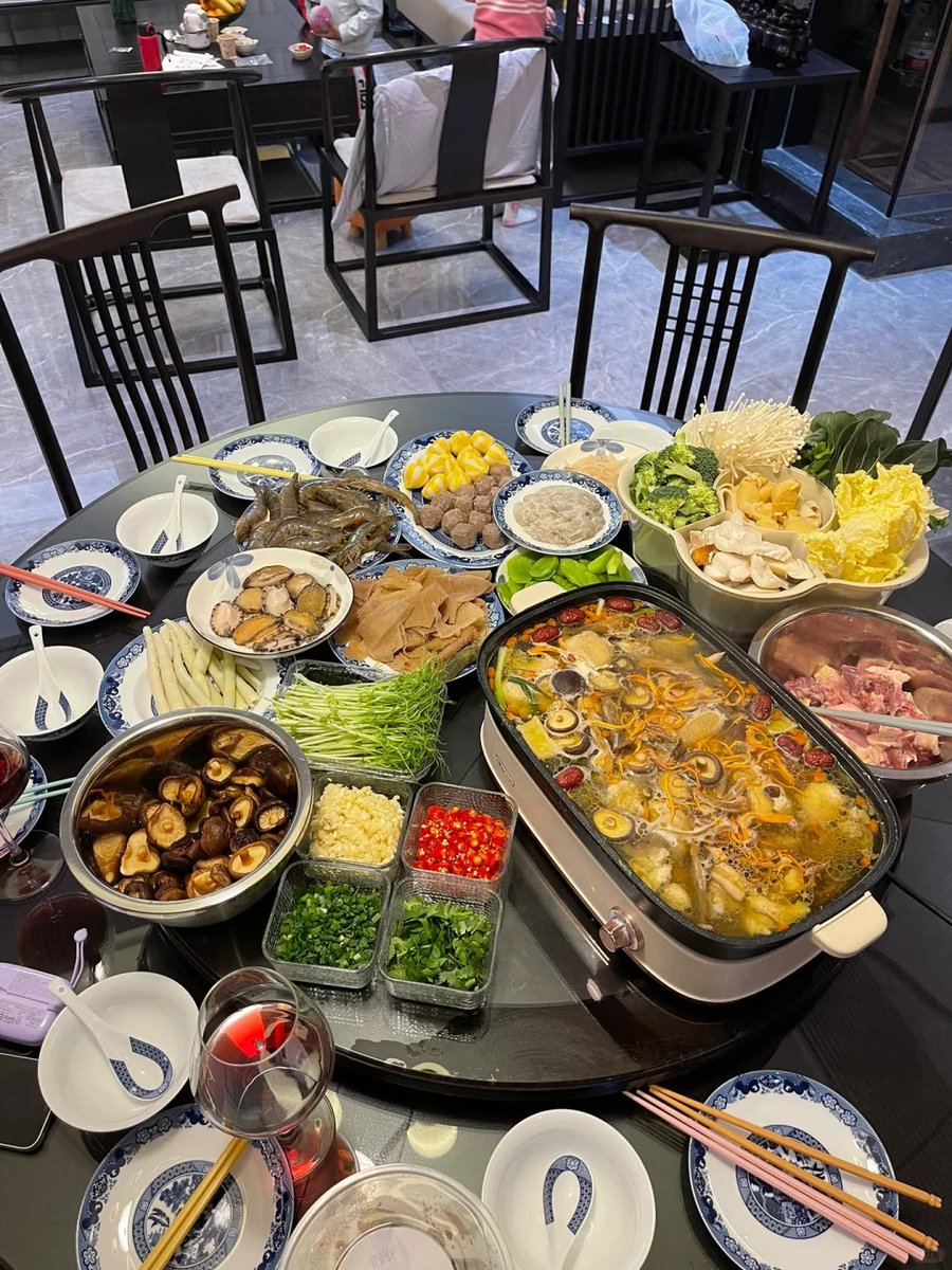 MeganGrove64413's tweet photo. 小姐妹说火锅准备的很丰盛，乡下买的土鸡，真的很香，好吃， 不比外面火锅店差，哈哈，很开心！大家吃的都很饱，很撑哈哈哈！ https://t.co/EZznNmWmQb