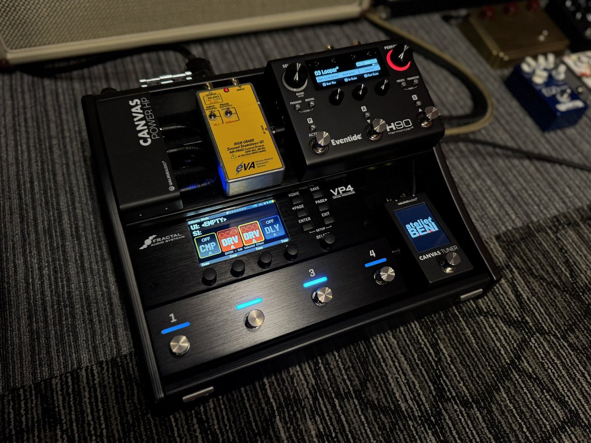 5569TakFujiwara's tweet image. 僕の誕生日に発売されたFractal Audio Systems VP4

自分へのプレゼントという口実だったのに
届いたのはクリスマスイブでした

とりあえずボードに入れてみたらめちゃくちゃ良きサイズ感でした(・∀・)

#FractalAudio #VP4