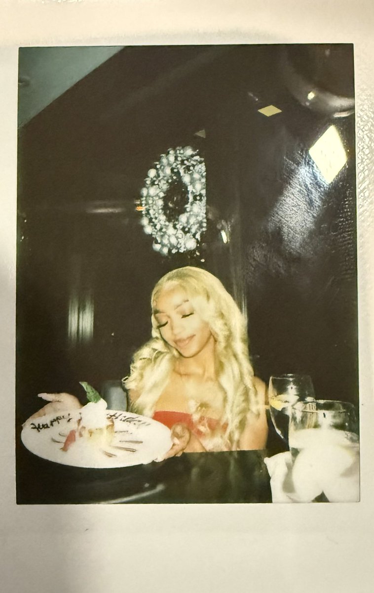 weluvugabby's tweet photo. IM 19 NOWWW :))) #Nasty19 #Dec23rd https://t.co/BgzkQzB1EA
