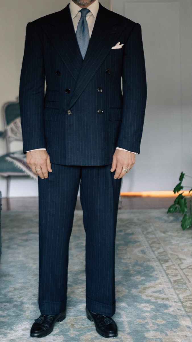 urban_comp's tweet image. In the world of menswear fora, there is what is known as the robopose, mostly to showcase the quality of a suit fit. I haven&apos;t done one of these for years, but since someone asked: the recent 90&apos;s Purple Label suit from @RalphLauren &amp;amp; while not perfect, it&apos;s pretty good for OTR