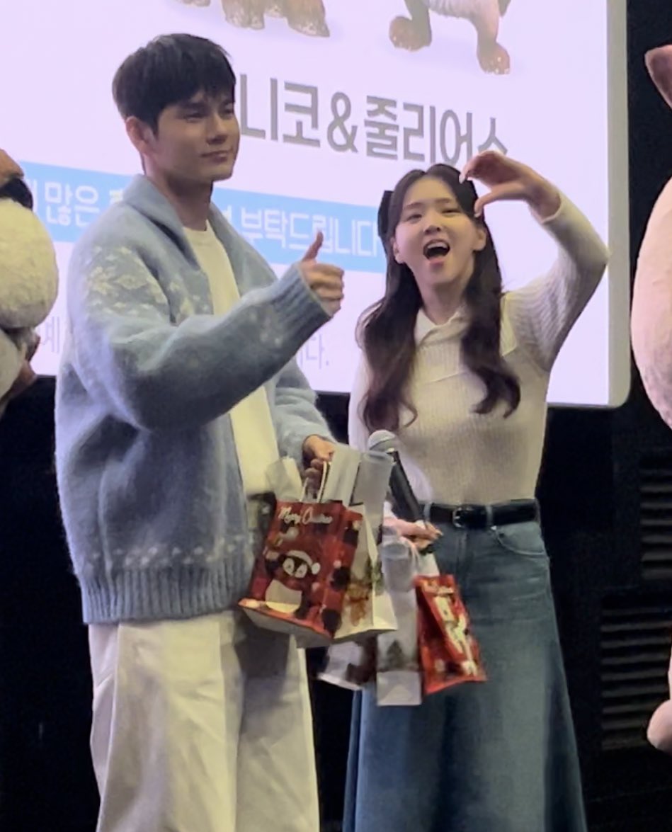 a_tkong's tweet photo. 옹성우 김지은
작품 하나 같이해줘 제발 https://t.co/Q49oaODJF0