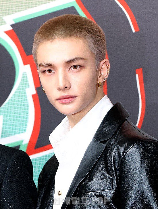 HYUNJIN OH MY GOOOOODDD 🥵