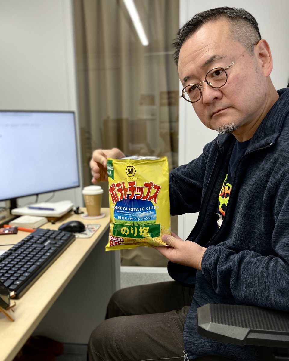 tewata_sanae's tweet photo. 突然ポテチを買ってきてドヤ顔する社長。 https://t.co/hMe42Q6LdB