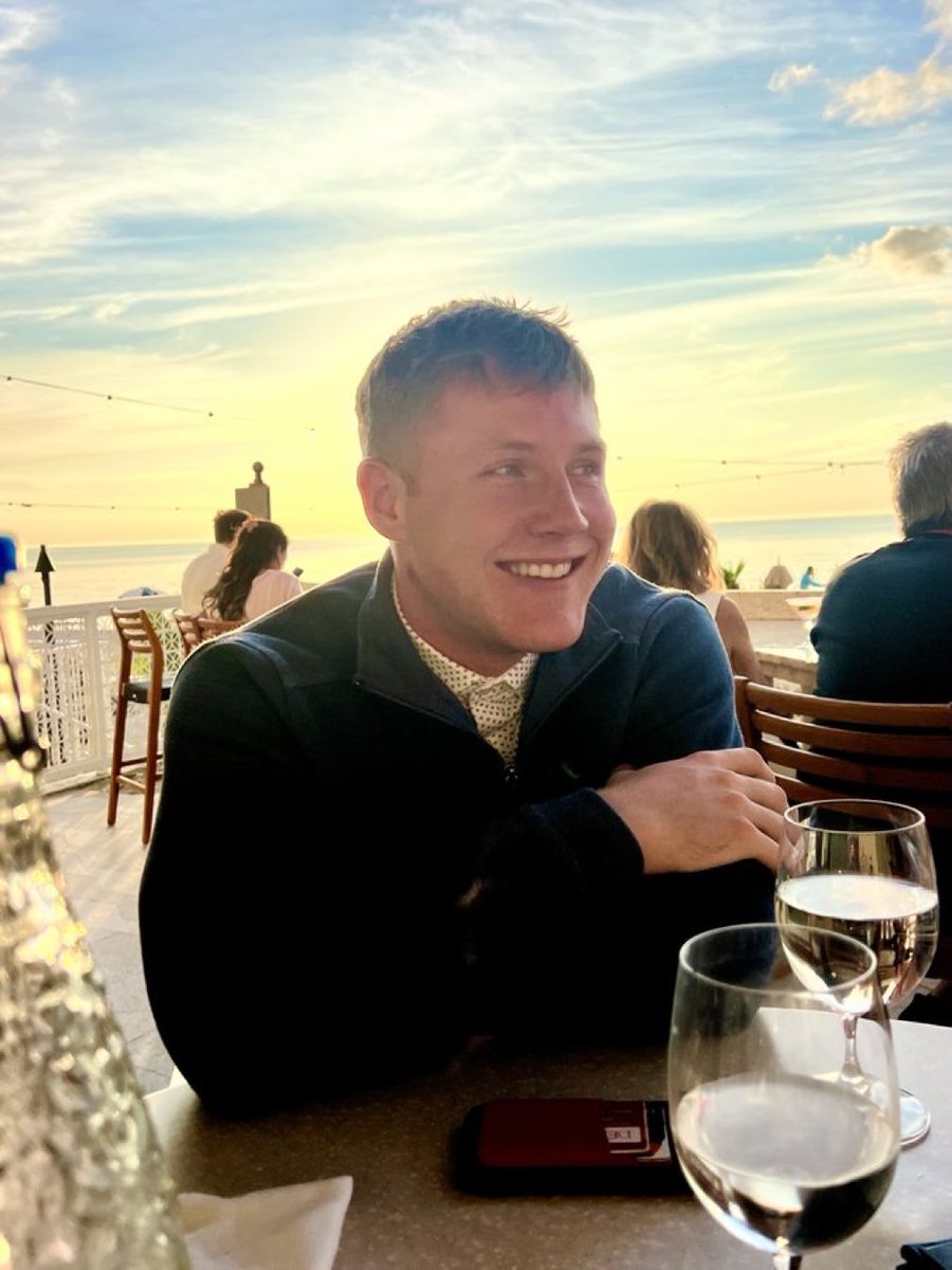 grayparker23's tweet image. Merry Christmas Eve!