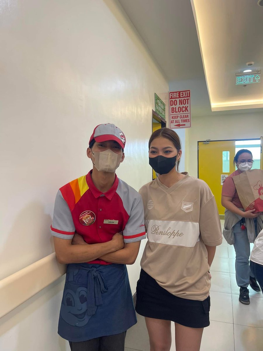 keevolution's tweet photo. swerte ni kuya. magwork nalang din ako sa Jollibee #BINIColet https://t.co/HQZuGue8jT