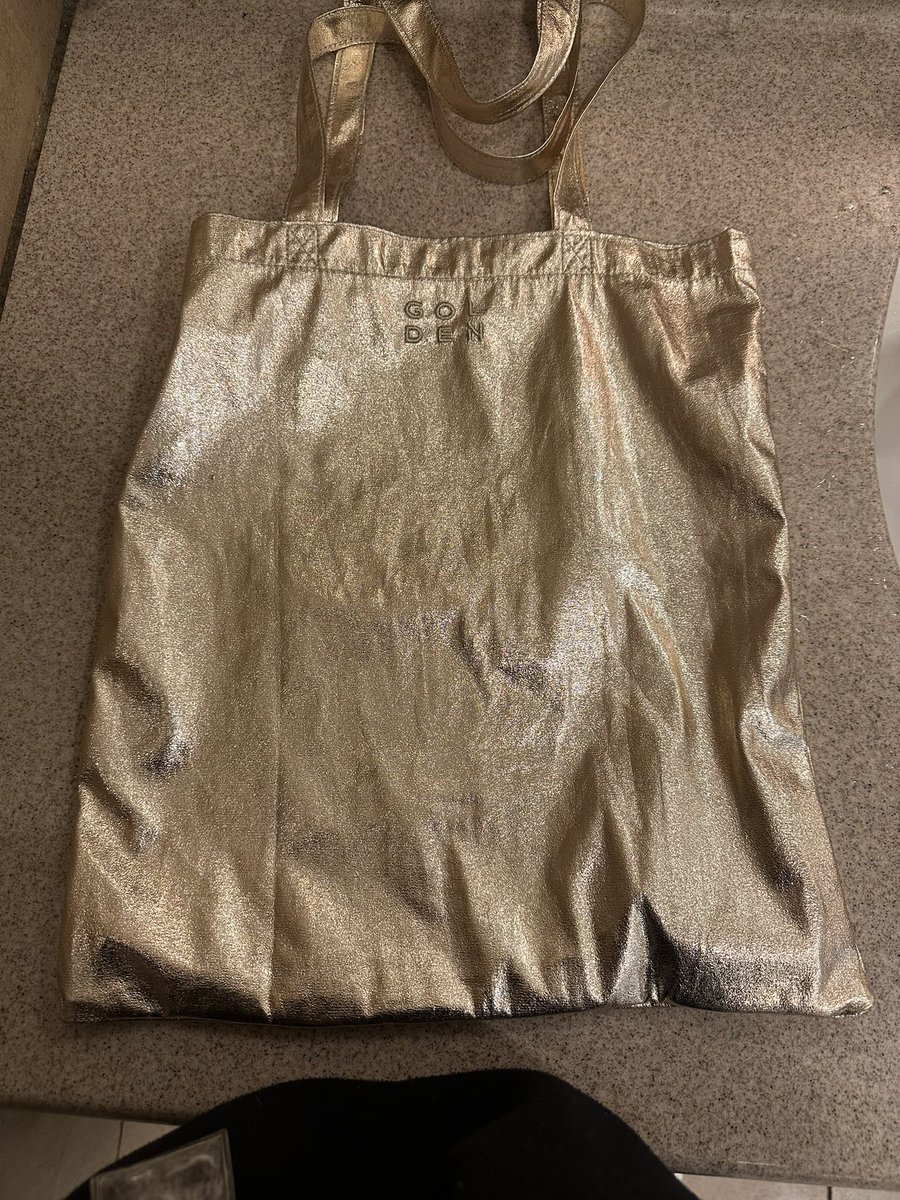 高島屋の前に落ちていました！
今私がお預かりしております。
もし、お心当たりがある方ご連絡お待ちしております🙇‍♀️
ご本人のお手元に戻るよう、出来れば拡散よろしくお願いします🫶

グク展示会
#グク展示会