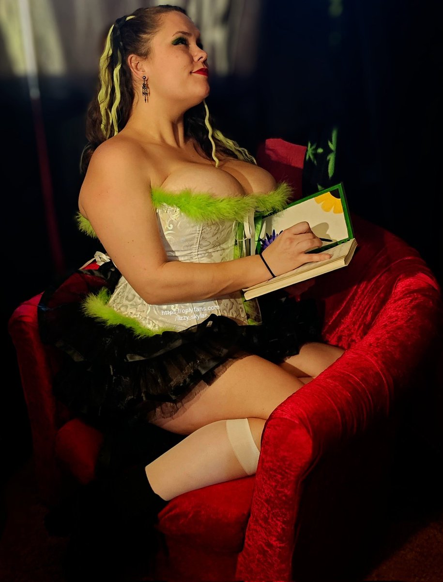 Have you ever thought about how slutty Mrs.Grinch can be?🎄🥴Tune into my spin-off to find out just how much 🥴🤤😉
You can watch for free on my main OF or PPV on my free page

#christmas #grinch #mrsgrinch #who #busty #curvy #bigboobs #boobs #creampie #bj #missionary #doggystyle