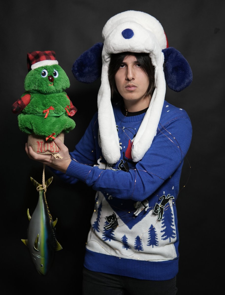 Felices fiestas a todos, me dijeron que debía llevar algo de comer a la posada, así que les traje un atún entero. 

Mis mejores deseos, gente bella. 🎄🎁