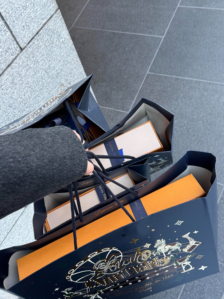 私は毎年クリスマスプレゼントを自分で買うので、サンタクロースの存在を信じていません🎄