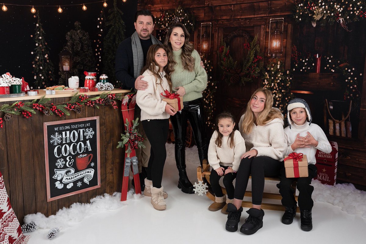 ✨ De nuestra familia para la tuya… ✨

En esta Nochebuena y Navidad, hacemos votos para que la paz, el amor y la esperanza llenen sus hogares y sus corazones. Que el nacimiento de Jesús renueve nuestra fe y nos recuerde que los momentos más valiosos se construyen con la