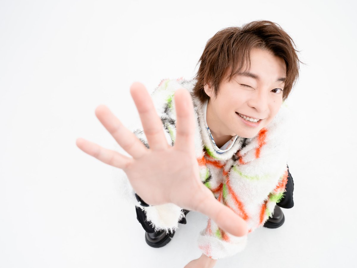 【スタッフより】(#柿原徹也 情報)

柿原徹也 カレンダー2025 &amp; アクリルスタンド、発売決定🎉🎉🎉

昨日の生配信にて発表させていただきましたー！！
記念に先行カットを公開📸

詳細は今後、弊社SNSにてお知らせさせていただきますので、ぜひよろしくお願いいたします🙇‍♂️
#柿原アクスタだすってよ