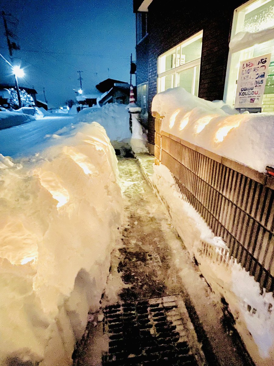 KASACO2010's tweet photo. 〜大雪を楽しむ〜

大雪で家の前に
雪の回廊が出来てしまったので
せっかくなら楽しもう！

…ってコトで…。

クリスマスイブ
ちょっとロマンチックに！✨
ローソクでライトアップ！

なんとなく良い感じ。

一夜だけのクリスマスイブ
ロマンチック雪の回廊でした〜 https://t.co/3ndt3ETqZ7