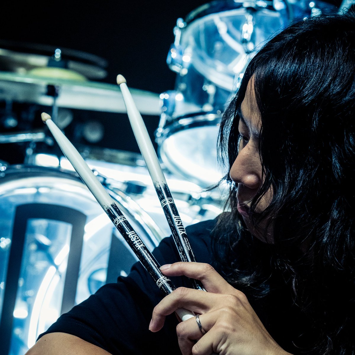 ONEOKROCK_japan's tweet photo. TomoyaシグネチャーモデルのスティックがJUSTIXから発売決定！
試行錯誤しながら約1年半をかけて完成したこだわりのスティックになっている。

2025年1月15日(水) 12:00〜販売開始
・Tomoyaシグネチャーモデルドラムスティック (ホワイト)

2025年2月15日(土) 12:00〜販売開始
・Tomoyaシグネチャーモデルドラムスティック (ナチュラル)
・スティックグリップ（透明）

詳細はこちら：https://t.co/lXASNayu4H

#ONEOKROCK #TOMOYASTUDIO #JUSTIX