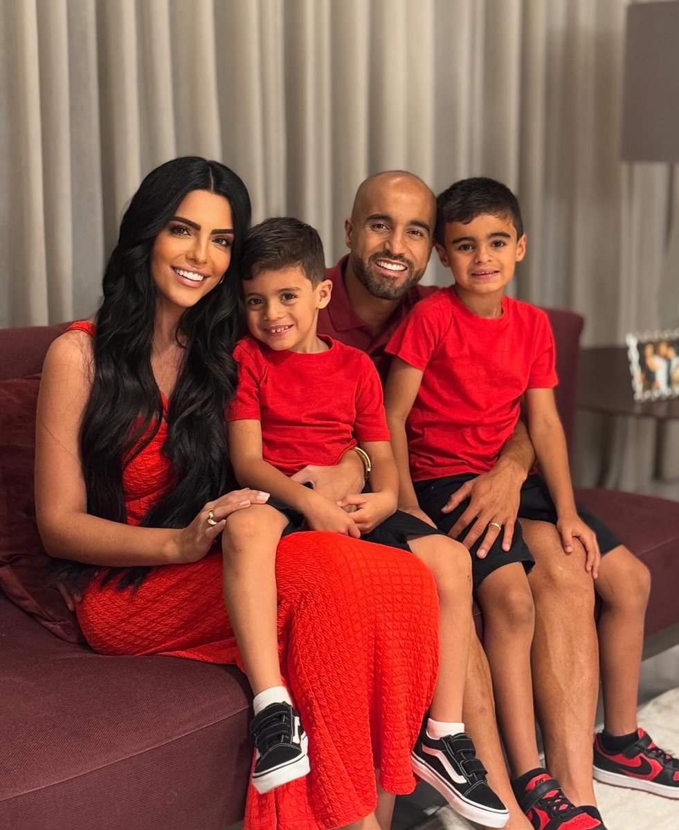 Feliz Natal a todos! Que seja um período de muita alegria, paz, comunhão e amor. Que JESUS, a razão dessa data, esteja no lugar principal da festa.
