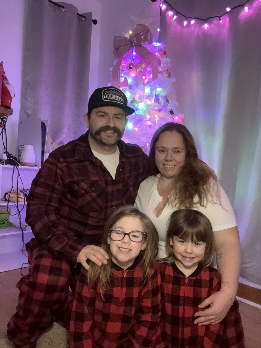 Whether you’re enjoying the presence of one another or stuck in the field working this Christmas, the Frost fam and I wish everyone a very merry Christmas. Stay safe everyone #MerryChristmas #bluecollar #oilandgas #construction