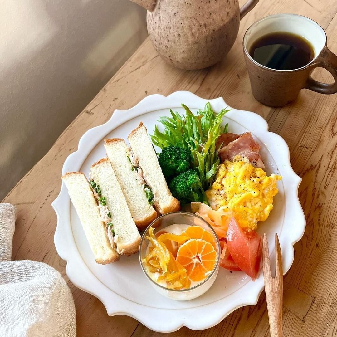 Marc6350's tweet photo. 今日の朝ごはんはツナサンド😁
パウンド型で焼いたミニブレッド
簡単につまめる大きさのサンドイッチです😁
【朝食メニュー】
ツナサンド
野菜サラダ
卵を培う
柚子ジャムオ��ンジヨーグルト
コーヒー

#朝食を食べる
#朝食記録
#パン
#パンとコーヒー
#野菜サラダ https://t.co/2DCMQlHpN5