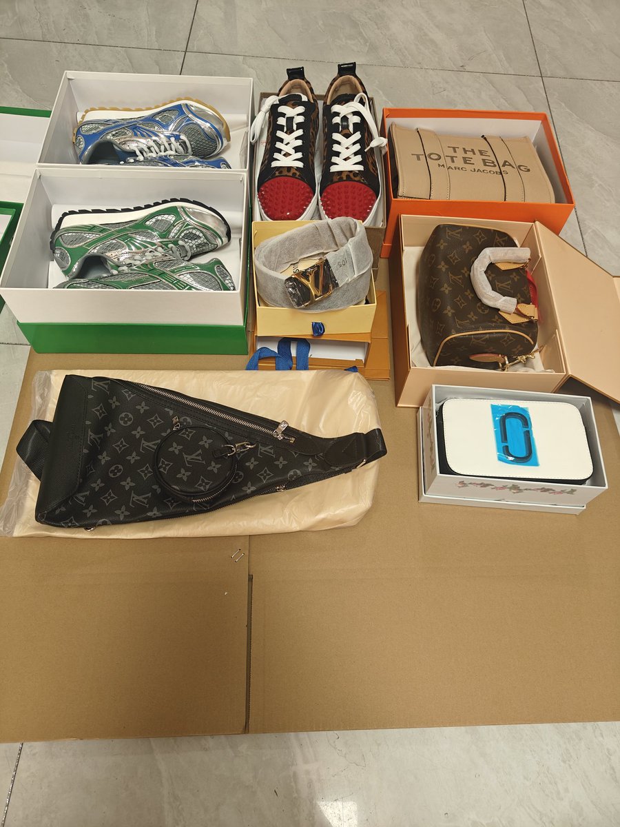 wei85803's tweet photo. shipping✈️US #luxury #headphones #MerryChristmas #accessories https://t.co/Rp9tXRWPkd