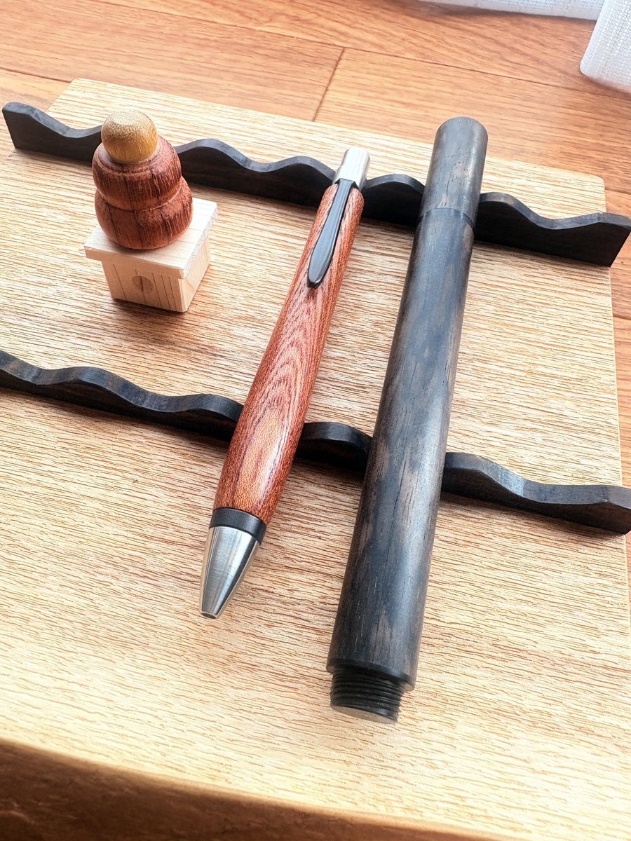 深夜仕事から帰宅すると、宅配ボックスにプレゼント🎁が届いていました！
お忙しいのにクリスマス🎄に間に合うように届くなんてさすがです👍感謝しかない🥲
今年は2回も抽選が当たりびっくり🫢

＃ウッドペンクラフト