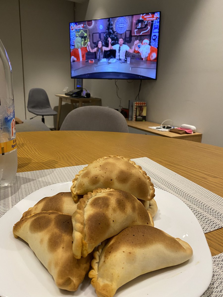 Mel10313855's tweet photo. Desde México, cenando empanadas, faltan 3hs para las 24 pero nos hacen compañía! ❤️

#occhiaminnavideño 
@cmdeluzu @NicolasOcchiato @florjazminpe16 https://t.co/CDWkeNXeQb