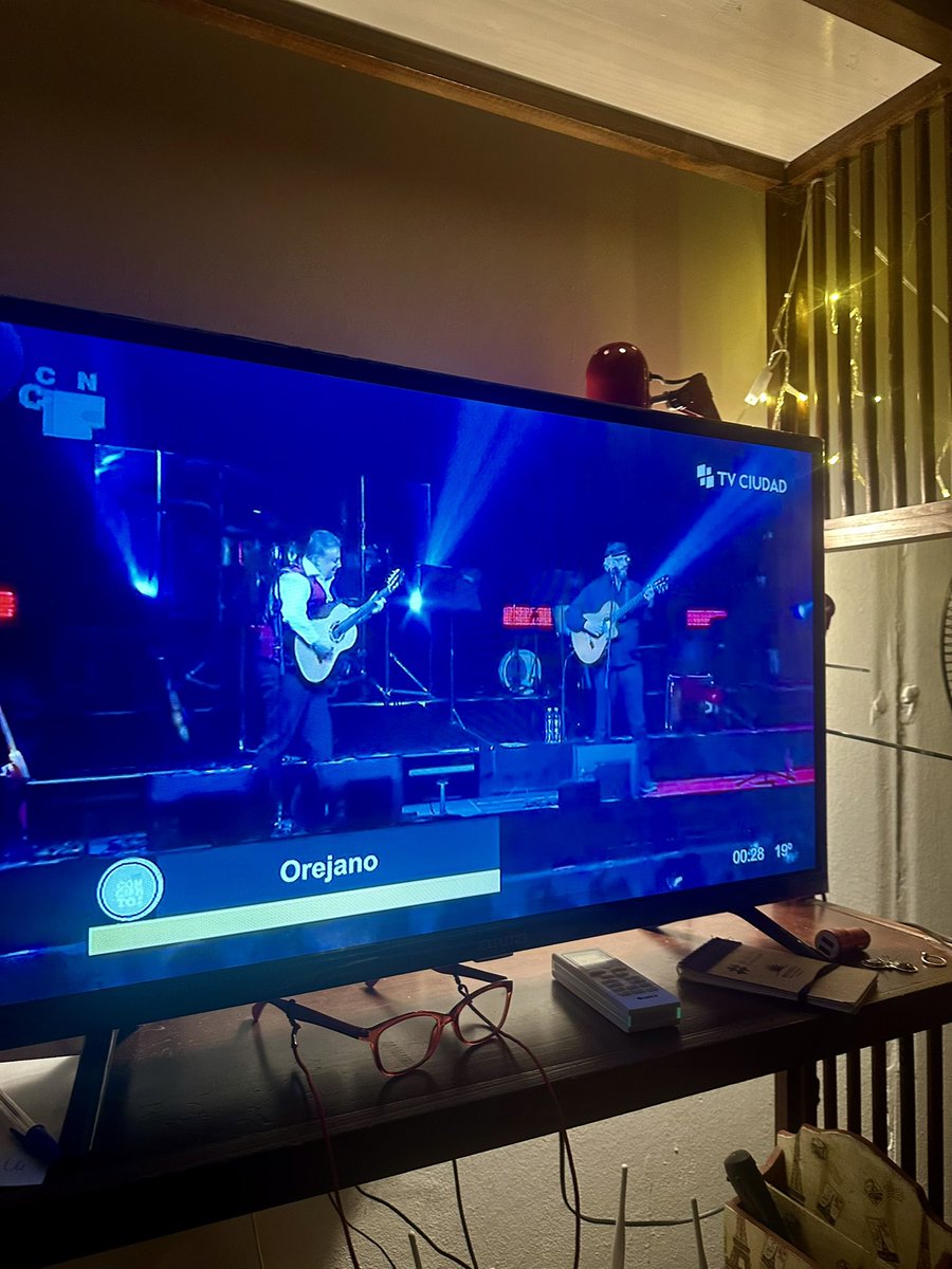 tattucera's tweet photo. Navidad con las estrellas (?) de @TVCIUDADuy.
El #Chachoramos y #PepeGuerra cantando orejano. https://t.co/YANJYip26v