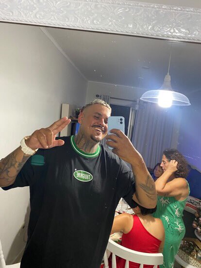 “Papai Noel fdp nunca trouxe meu presente” 

Vlw natalina 🤙🏽