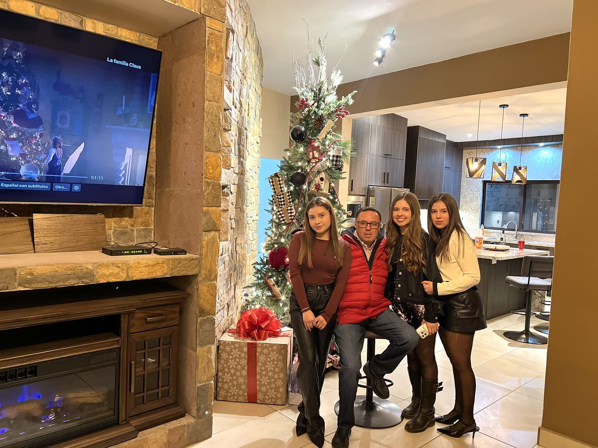 Mis hijas y yo les deseamos una feliz noche buena para recibir al siguiente día que es el más importante del año la celebración del nacimiento de Jesús mucha paz y salud a todos ustedes feliz Navidad