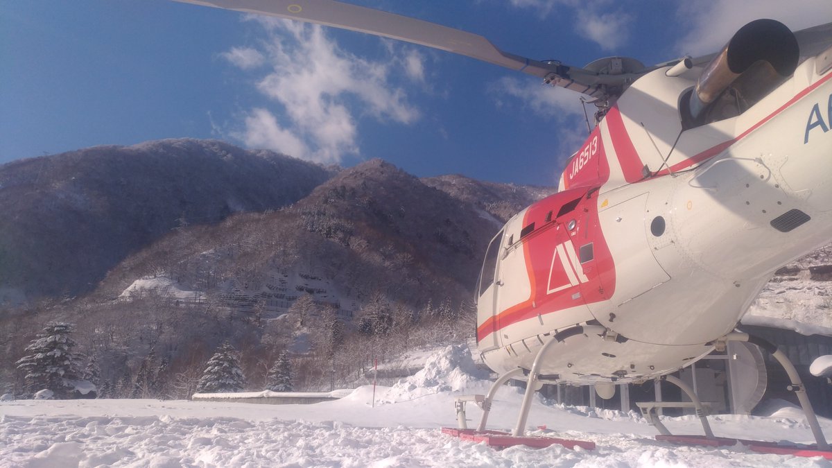 冬の運航に欠かせない ヘリの安全装備とは❓ ＼ 雪の上に立つ