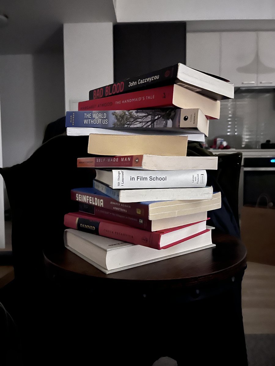 До 2025 меня уже в тви не будет, но я обещал рассказать про книжки.

вы прям ОЧ СИЛЬНО ПОПРОСИЛИ, меня так не просили даже литкод решать, офигеть ребят вы чо ваще 🥺

Ну, хорошо! Но: я читаю странные книжки и вы скорее всего их не знаете даже.

лайк ретвит подписка поехали!