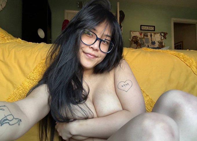 deleting in 10 hours, but whoever likes and says hi, I'll send u a b??bs pic in dms <3 https://t.co/