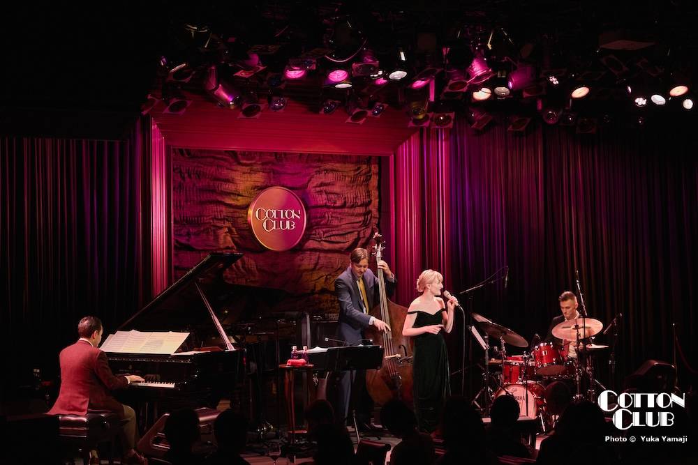 【LIVE PHOTO📸】
現在開催中の #ケイティ・ジョージ 公演、初日ライヴフォトを公開✨
待望の来日公演はいよいよ本日最終日。
瑞々しい歌声で贈るクリスマス・ライヴを最後までお楽しみください🎄🕯️(▶︎ x.gd/tSYwh)

𝐒𝐩𝐞𝐜𝐢𝐚𝐥 𝐂𝐡𝐫𝐢𝐬𝐭𝐦𝐚𝐬 𝐄𝐯𝐞𝐧𝐢𝐧𝐠 𝐰𝐢𝐭𝐡