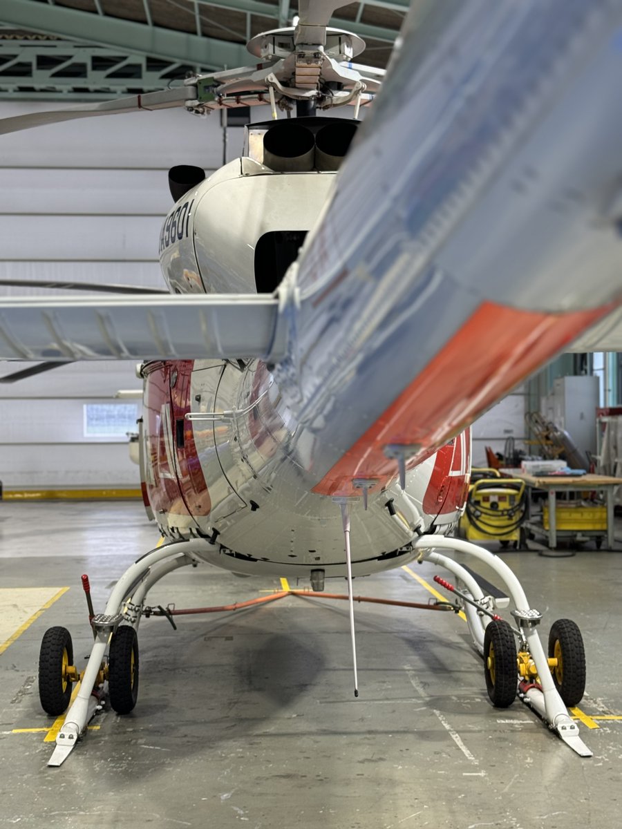 タイヤのないヘリ、格納庫の移動は❓ ＼ タイヤのない機体は、スキッド