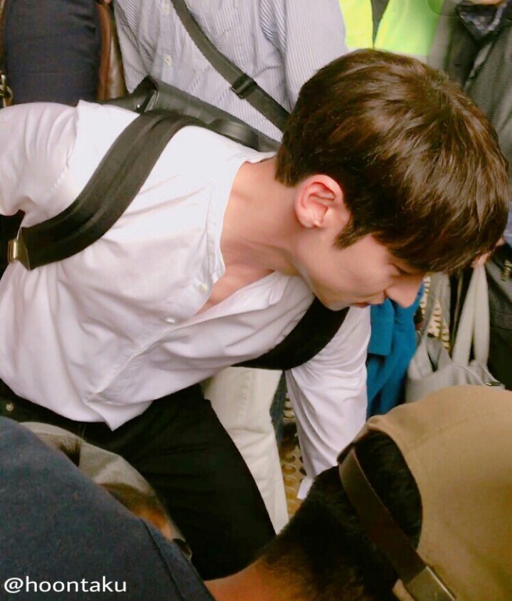 이제훈 촬영 목격짤 정말 많지만 난 이 사진이 최고야. 시민 유아차 옮겨주는 거 순간포착한 사진이요...상황과 얼굴과 착장과 구도까지 완벽한 사진이라 할수있다.
반박은 안받습니다 제말이 맞습니다 네.