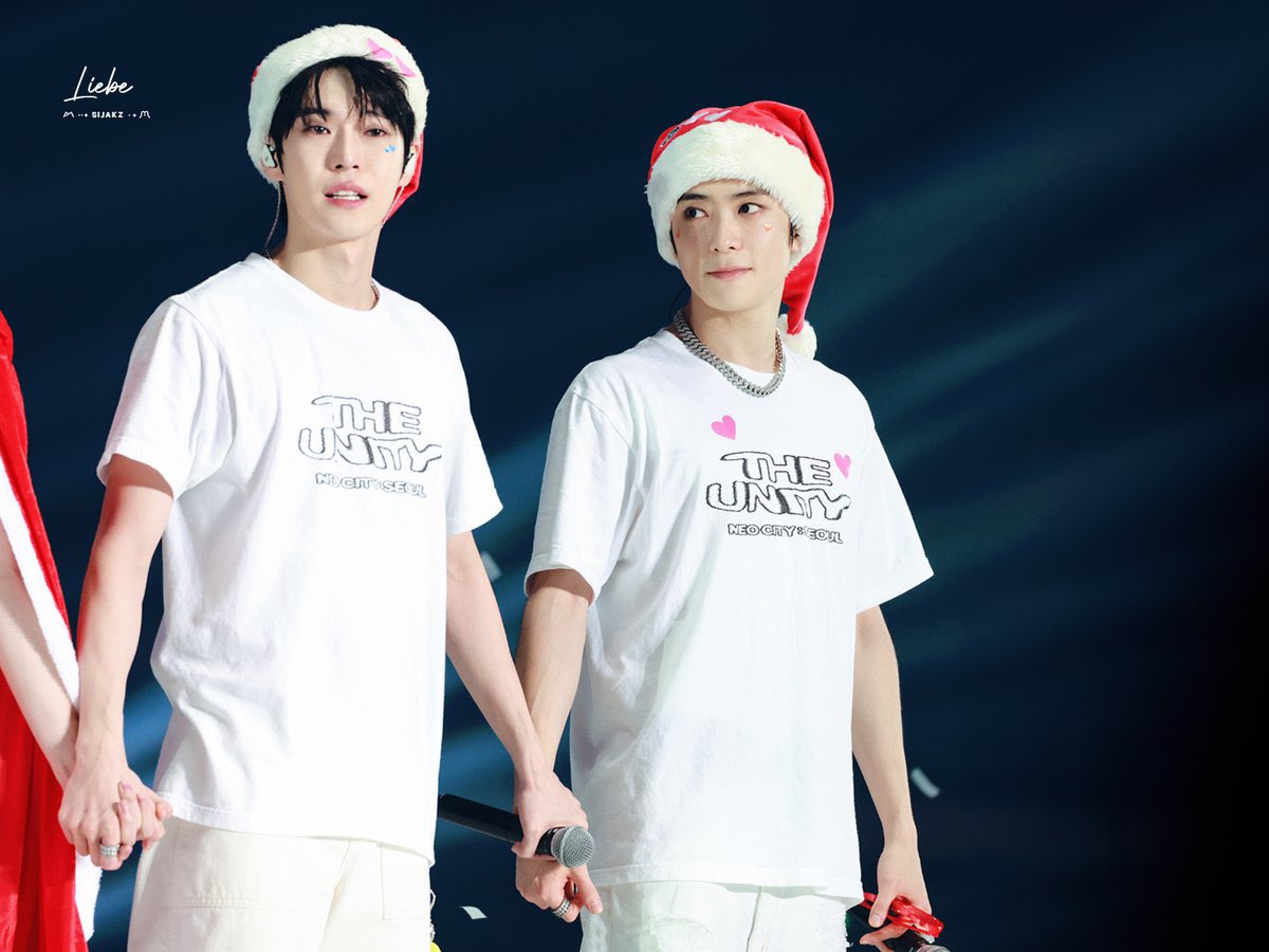 febubery's tweet photo. merry christmas🐰🍑 https://t.co/rh0q08C46F