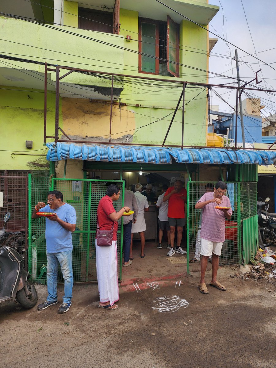 Digital_Nomadd's tweet photo. Gem of a hole in the wall pongal/idly/vada shop in Mylapore. Humble and ordinary ambience bit  Superb taste  #gomathimess https://t.co/RpXzKodzxh