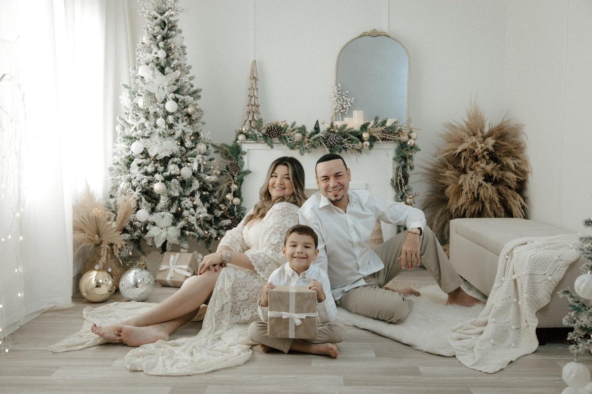 geraldmusic's tweet photo. Que el espíritu de la navidad ilumine sus corazones  y que el año nuevo venga cargado de felicidad y exito son nuestros mayores deseos!!!

Feliz Navidad!!! 🎄🎅🤶 https://t.co/vdpxI8lj9y