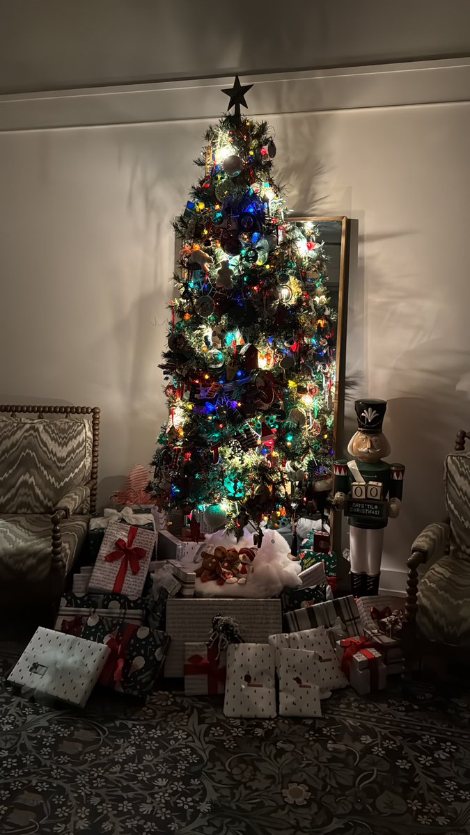 md11pilotms's tweet photo. @notthefakeSVP Love this tradition! Merry Christmas!🎄 https://t.co/7IHjtxyWrX