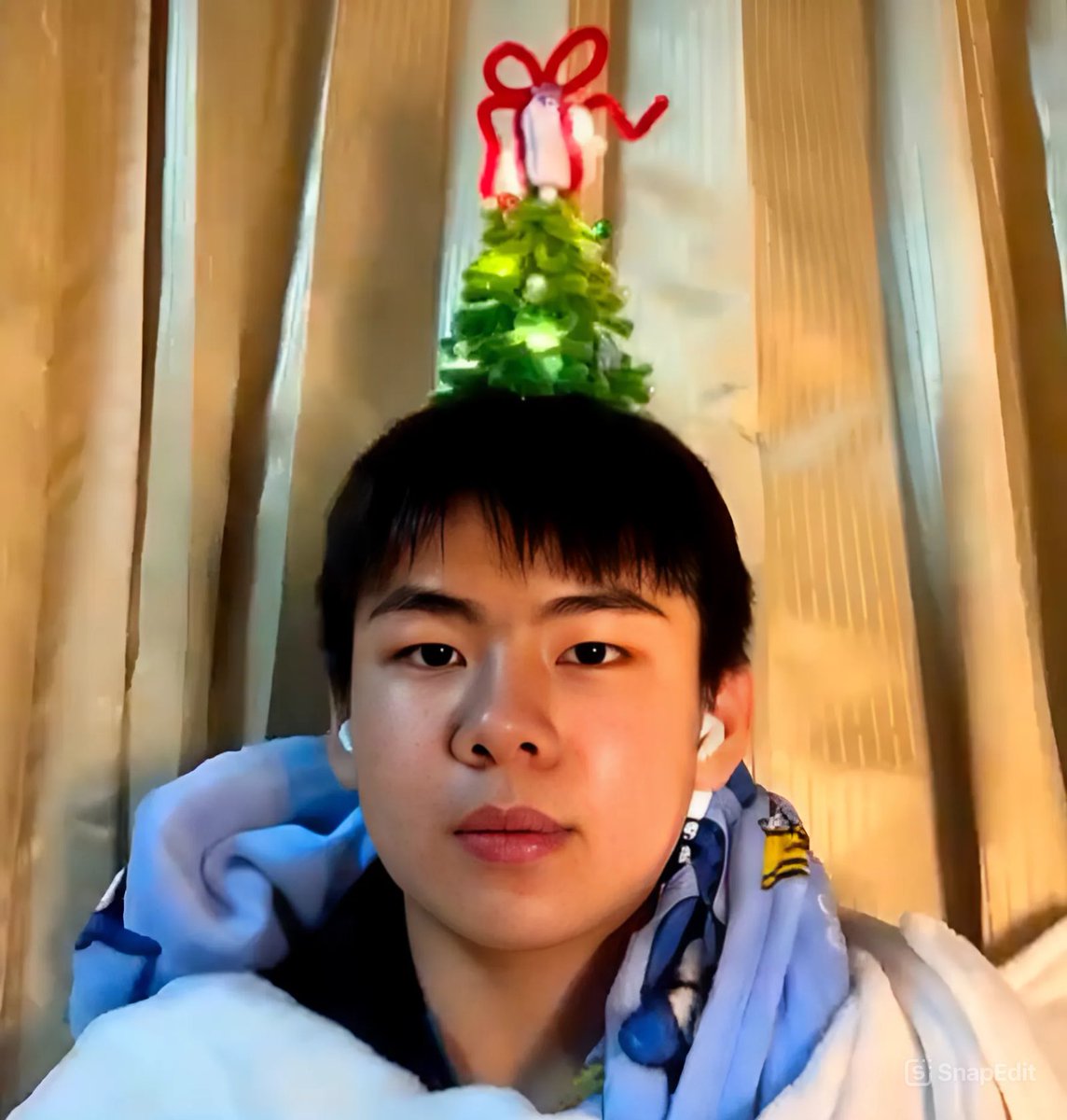 PeakVeeraphatFC's tweet photo. Merry Christmas 🎁🎄 ❤️

#pvy_peak #LoveSick2024 https://t.co/ZLBDvGXifu