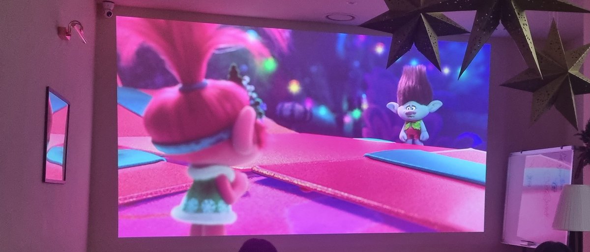 메리크리스마스!
후기를 이제서야 남기네요~!!
21일 함께했던 홀리데이가 저한테는 올해 최고의 크리스마스였습니다...💓
다같이 영화를 함께 보고, 트롤 노래를 부르고, 허그타임에 안아주는 건 제가 트롤을 사랑하면서 늘 꿈꿔왔던 일이었어요. 여러분이 함께해주셔서 꿈을 이뤘네요...🥲✨️