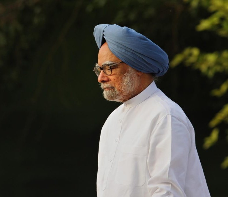 प्रिय डॉ. महमोहन सिंह सर, 

-यह पोस्ट उन गलतियों के लिए माफी मांगने के लिए है जो हम भारतीयों ने 2014 में की थीं। 

-हमने एक मीम बनाया, अपने पोस्ट के जरिए आपको बदनाम किया क्योंकि न्यूज चैनल ने आपको सबसे भ्रष्ट और सबसे कमजोर पीएम के रूप में दिखाया था, जिससे हम अंधे हो गए थे।