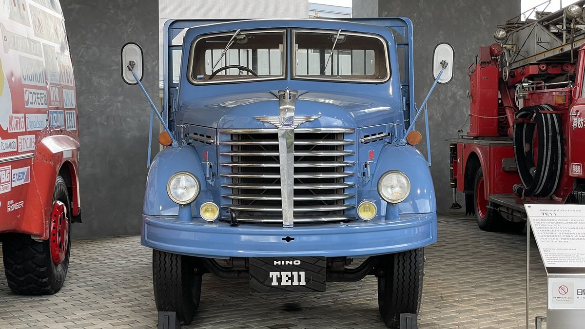 日野オートプラザの屋外展示場には、1959年に発売されたボンネット型 