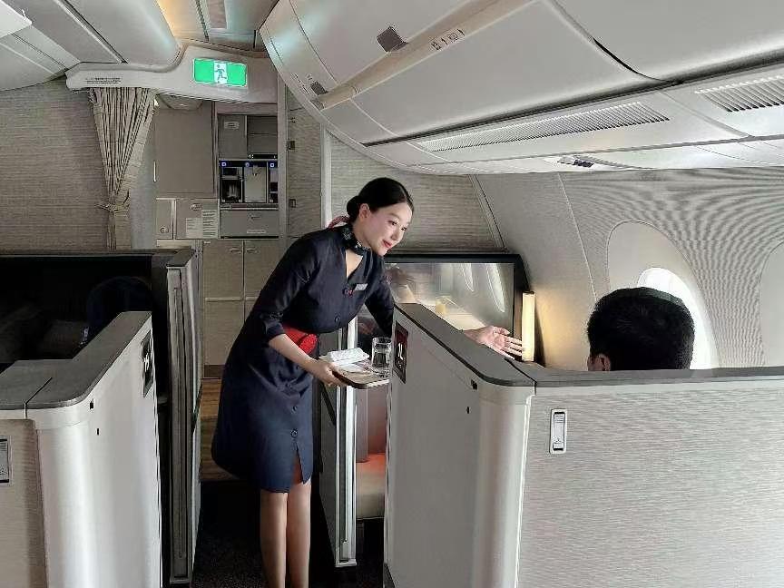 Lingyan50839141's tweet photo. ///Cabin Moment///✈✨Meticulous care, pinpoint accuracy, and exquisite service – we're committed to making every travel moment a masterpiece. ✅

#china_eastern_airlines #MU #ChinaEasternAirlines #MUMoment #PrecisionService #SmoothExperiences #DelightfulTravel #flightattendant https://t.co/AZK3N0UvKU