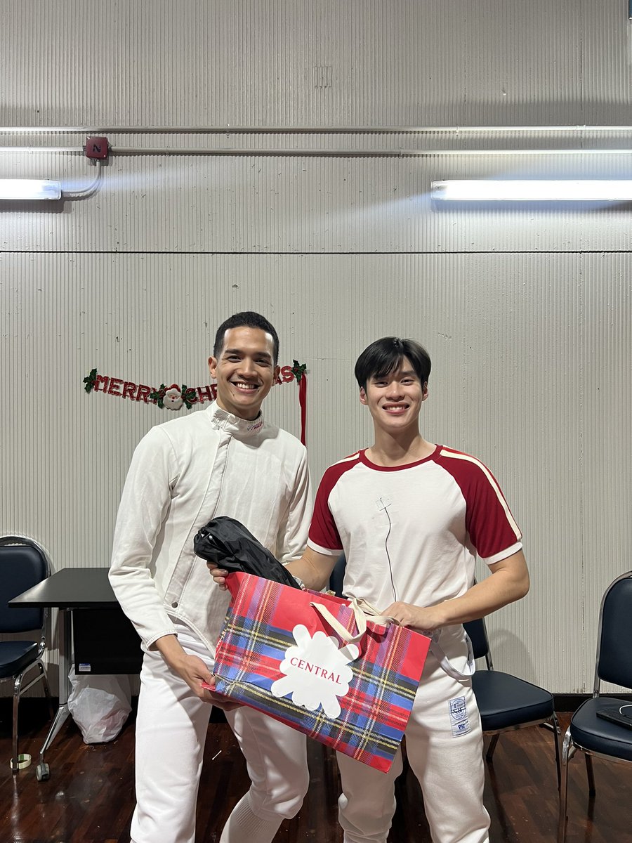 DOdo_multimedia's tweet photo. Merry Chirstmas 2024
จับฉลากกันในกองเมื่อวานนี้ รวมทีมงานนักแสดงเกือบ 40 คนเลยค่ะ สนุกสนานกับคิวสุดท้ายของปีนี้ เลิกกองกันเกือบตี 2 เลย น้องๆเก่งกันสุดๆ 

#ฝันของฉันคือฟันดาบ 
#miusic
#moslhong
#peakpeemapol 
#อินทัชน์ณภัทร https://t.co/HeSyCTSJGm