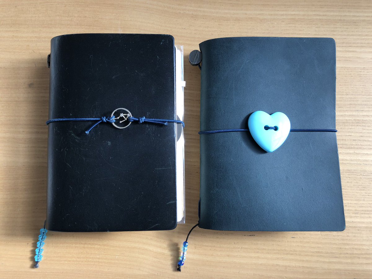 notebook_mkg's tweet image. 👧🏻 6歳、TNPデビューしました🖊️

待望のTNP / BLUEを手にして大変嬉しそうなクリスマスの朝でした🎄🎁🎅🏻

早速カスタム: 
ゴムにはボタン、栞にはビーズを付けることに🩵
(写真R)

これからは母娘で楽しみ〼！

#いまる民 #TNPユーザー #travelersnotebook #travelersnotebooks #文房具好き #青が好き