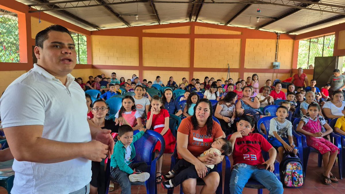 Pasos para seguir siendo diputado en El Salvador:

1. Foto comiendo tamales.
2. Regalar juguetes.
3. Hablar paja.

Así se conserva el curul de diputado. 🤦‍♂️