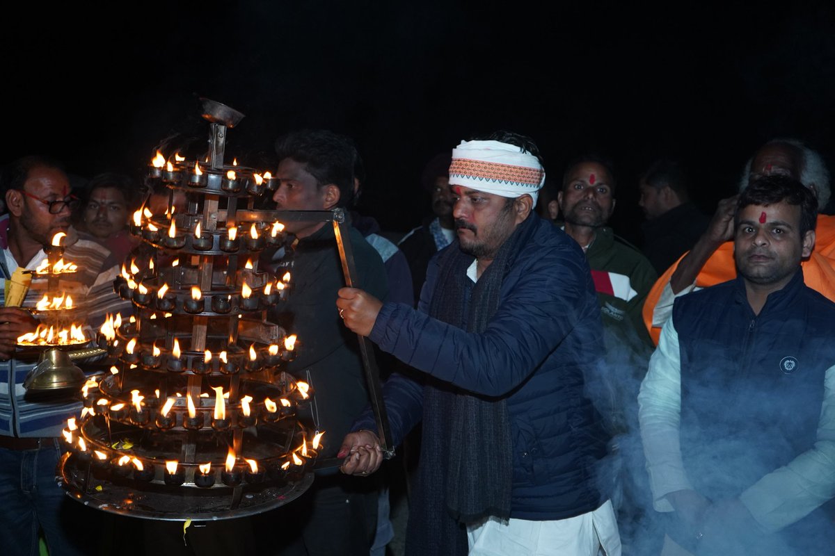THESHUBHAMV's tweet photo. "एक कदम प्रकृति की ओर"

भारतीय जनता युवा मोर्चा मध्यप्रदेश के यशस्वी प्रदेश अध्यक्ष श्री @vaibhavpawarmp जी सिवनी जिले की जीवनदायिनी पावन माँ बैनगंगा नदी के किनारे वृक्षारोपण, घाट, मंदिरों की स्थिति एवं प्रदूषण मुक्त किए जाने हेतु "जीवनदायिनी पावन मॉ बैनगंगा दर्शन एवं अध्ययन यात्रा" में है। 
पूर्व में "हरा भरा मध्यप्रदेश" की अतुलनीय सफलता के पश्चात यह माननीय अध्यक्ष जी का प्रकृति संरक्षण की दिशा में एक सराहनीय कदम है. आपको सफल यात्रा की अग्रिम शुभकामनायें।