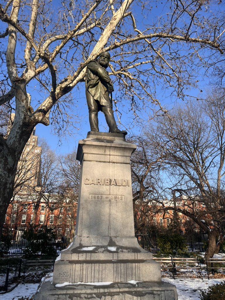 AndreeaCurteanu's tweet photo. washington square park https://t.co/rK3c2TjIy9