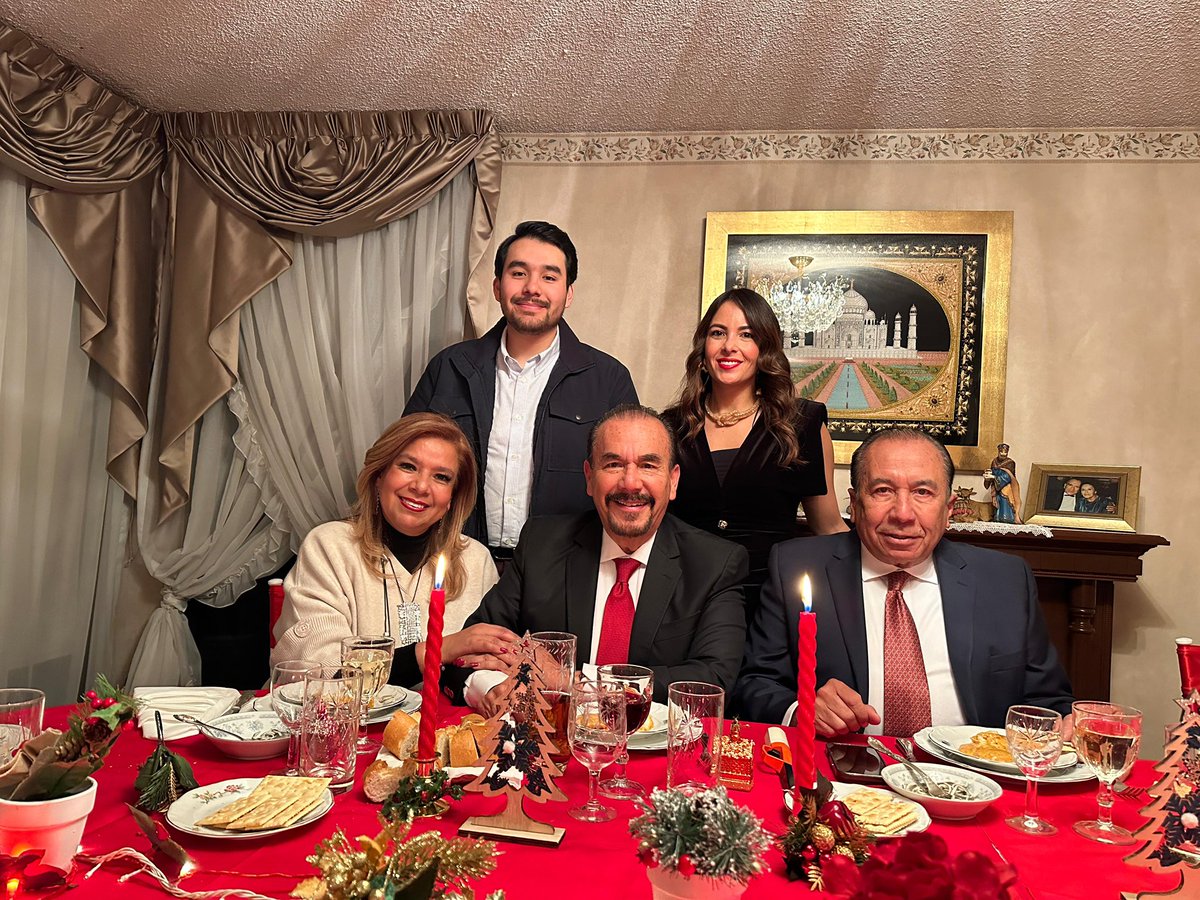 Pedro_RVillegas's tweet photo. Amigas y amigos, en esta época lo más importante es el amor, la unión y valorar a quienes están cerca de nosotros.

No escatimemos ese abrazo, ese beso, ese momento para demostrar el cariño que sentimos. En vida es cuando debemos fortalecer esos lazos que nos unen como familia. ¡Feliz Navidad! 🎄