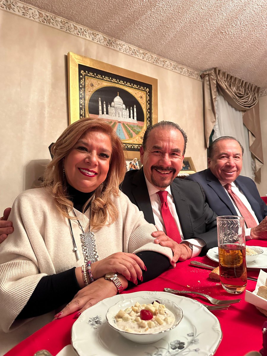 Pedro_RVillegas's tweet photo. Amigas y amigos, en esta época lo más importante es el amor, la unión y valorar a quienes están cerca de nosotros.

No escatimemos ese abrazo, ese beso, ese momento para demostrar el cariño que sentimos. En vida es cuando debemos fortalecer esos lazos que nos unen como familia. ¡Feliz Navidad! 🎄