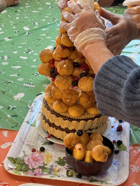 eboshi5555's tweet photo. メリークリスマス🎄
今！！ケーキを皆で作成中🍰たおれる！！
と大騒ぎしつつ、積み重ねています。笑笑 https://t.co/mLxHjLnUiW
